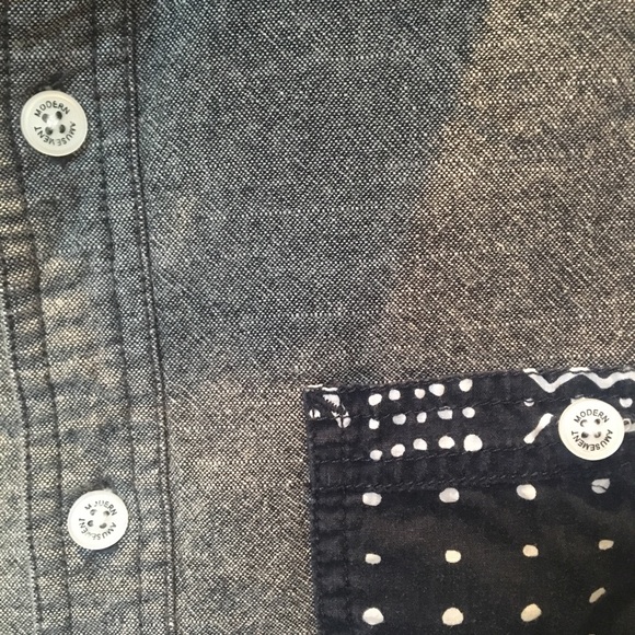 Modern Amusement Men’s Button Down Shirt small - Picture 2 of 5